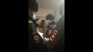 Полиция докопалась до мужика а он дал им отпор