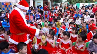 Ông già Noel phát quà cho các cháu trường MN Bông Mai