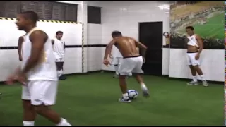 Robinho mostra a habilidade com a bola nos vestiários da Vila Belmiro