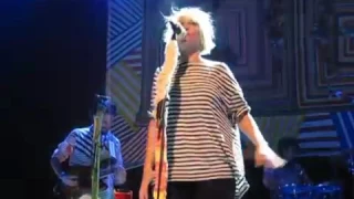 Sia forgets the lyrics during 'Never Gonna Leave Me' performance!