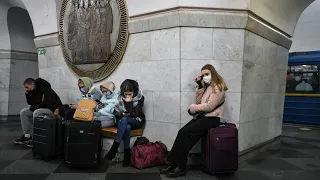 Zivilisten in Kiew suchen Zuflucht in U-Bahnhof | AFP