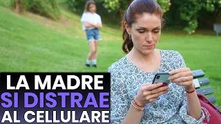 Si Distrae al Cellulare Mentre è al Parco con la Figlia, Quello che succede Sarà Scioccante