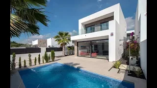SPECIAL OFFER! Detached villa with private pool, 300 meters from the beach in Santiago de la Ribera.