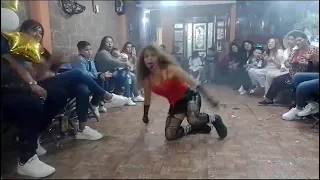 Imitadora de Gloria Trevi pelo suelto