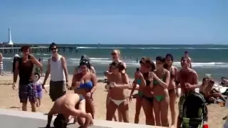 Il danse sur LMFAO à la plage et assure le spectacle !