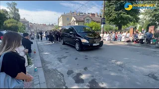 У Золочеві люди навколішки зустрічали тіло загиблого воїна (відео)