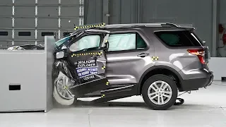 2014 Ford Explorer driver-side small overlap IIHS crash test