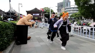 【188】妹子和朋友打賭說 輸了就吃屎.Funny teddy bear pranks in China.