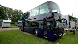 Selbstgebautes Mega-Wohnmobil: Doppeldecker Reisebus mit XXL-Lounge und Riesenküche. Frank aus Köln.