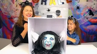 ЧЕЛЛЕНДЖ Что в Коробке на ХЕЛЛОУИН What’s in the Box Halloween Challenge / Вики Шоу