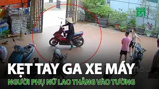 Kẹt tay ga xe máy, người phụ nữ l.a.o thẳng vào tường | VTC14