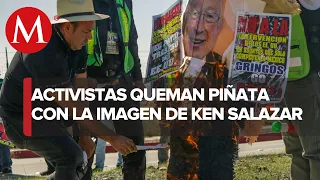 Activistas queman piñata de Ken Salazar afuera del consulado de EU en Tijuana