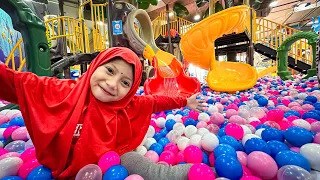 AQILA DAN PAPA BERMAIN SEPUASNYA DITAMAN BERMAIN PLAYGROUND INDOOR PLAYTOPIA