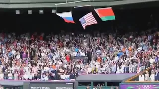 Американский флаг падает под гимн России
