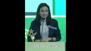 Birce Akalay 💚 recibiendo el premio a mejor actriz del año