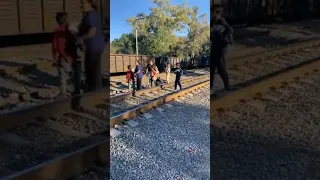 mexicanos ayudan a los migrantes regalandoles comida y agua en el tren la bestia en su migracion USA