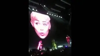 Miley Cyrus-Intro/SMS Bangerz-Dublin-20/5/2014