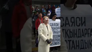 В Алматы возле суда идет митинг с требованием прояснения судьбы Дулата Агадилова