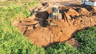 Good Work Bulldozer SHANTUI Clearing Land And Push Soil Sand With DumpTruck SHACMAN Unloading Soil