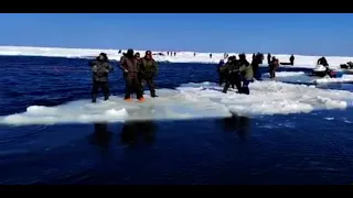 Рыбаки спасают технику с оторвавшийся льдины.