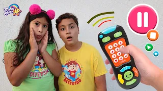 Maria Clara e JP brincam com o controle remoto mágico! Pause challenge