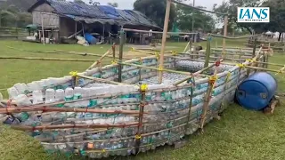 Assam के Dibrugarh के निवासी ने बेकार Plastic की Bottles से बनाई अजब-गजब Boat