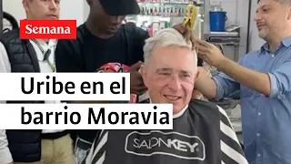 Uribe se cortó el cabello en barbería de Medellín, durante su recorrido por el barrio Moravia
