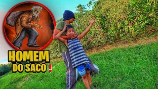 HOMEM DO SACO PEGA CRIANÇA NO MEIO DO MATO - VEJA O QUE ACONTECEU!😱 (folclore brasileiro)