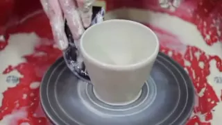 Обучение гончарству. Делаем чашки. Making a clay/ceramic mug. Pulling a handle