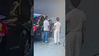 فيديو يوثق لحظة خطف عامل في محطة وقود من قبل شباب