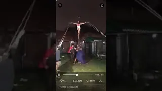 Jesús se cae de la cruz.