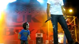 Luke Bryan's son Bo dancing as his daddy sings "Country Man"