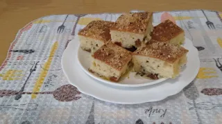 Простой, но очень вкусный капустный пирог с изюмом.