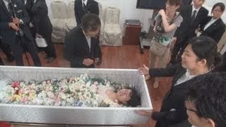 祭壇にウエディングドレス、式目前で亡くなった花嫁の告別式（模擬）/神奈川新聞（カナロコ）