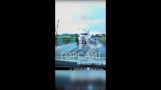 Грузовик сбил пешехода на переходе в Новосибирске: видео от очевидца