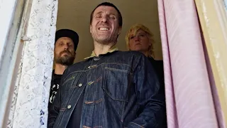 Sleaford Mods ft. Billy Nomates - Mork n Mindy (Official Video)