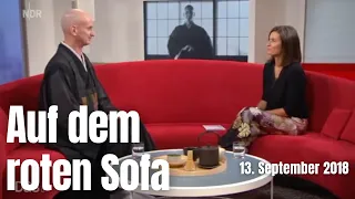 Ein sogenannter Zenmeister auf dem roten Sofa bei DAS!