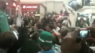 Werder Fans machen Stimmung am Hauptbahnhof