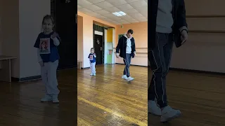 Shuffle! Good little dancer😮