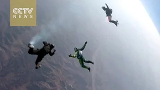 Skydiver Luke Aikins jumps 7620 meters out of a plane without parachute