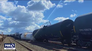Train hauling corrosive acid derails at Port of Oakland
