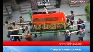ТБН   Бабушка очнулась в гробу на своих похоронах TBN Russia