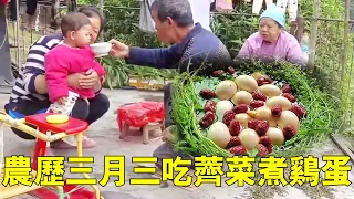 On March 3 of the lunar calendar  Xiao Zeng followed the custom of boiling eggs with shepherd's pur