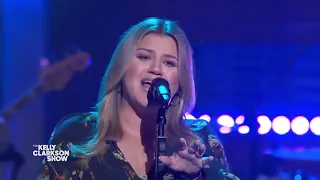 Kelly Clarkson Covers '7 Rings' By Ariana Grande | Kellyoke