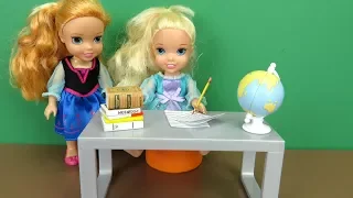 Weekend Homework ! Elsa and Anna toddlers - Morning routine - someone wakes up late