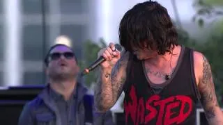 APMAs 2014: Sleeping With Sirens - "Alone" with MGK