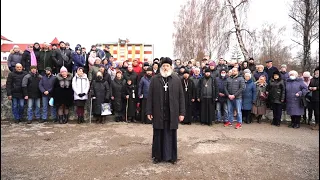 Молитовне стояння вірян УПЦ під мерією Хотина з вимогою продовжити договір оренди храму