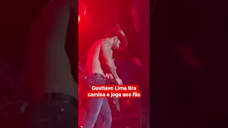 Gusttavo Lima tira CAMISA e JOGA aos FÃS #gusttavolima #shorts #viral