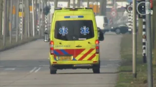 [korte luchthoorn] Ambulance 05-117 en 05-111 met spoed naar het MST (3-3-2021)