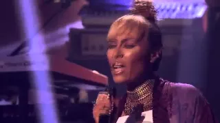 Alicia Keys "Not Even The King" ft Emilie Sandé LIVE on the EMA in Glasgow